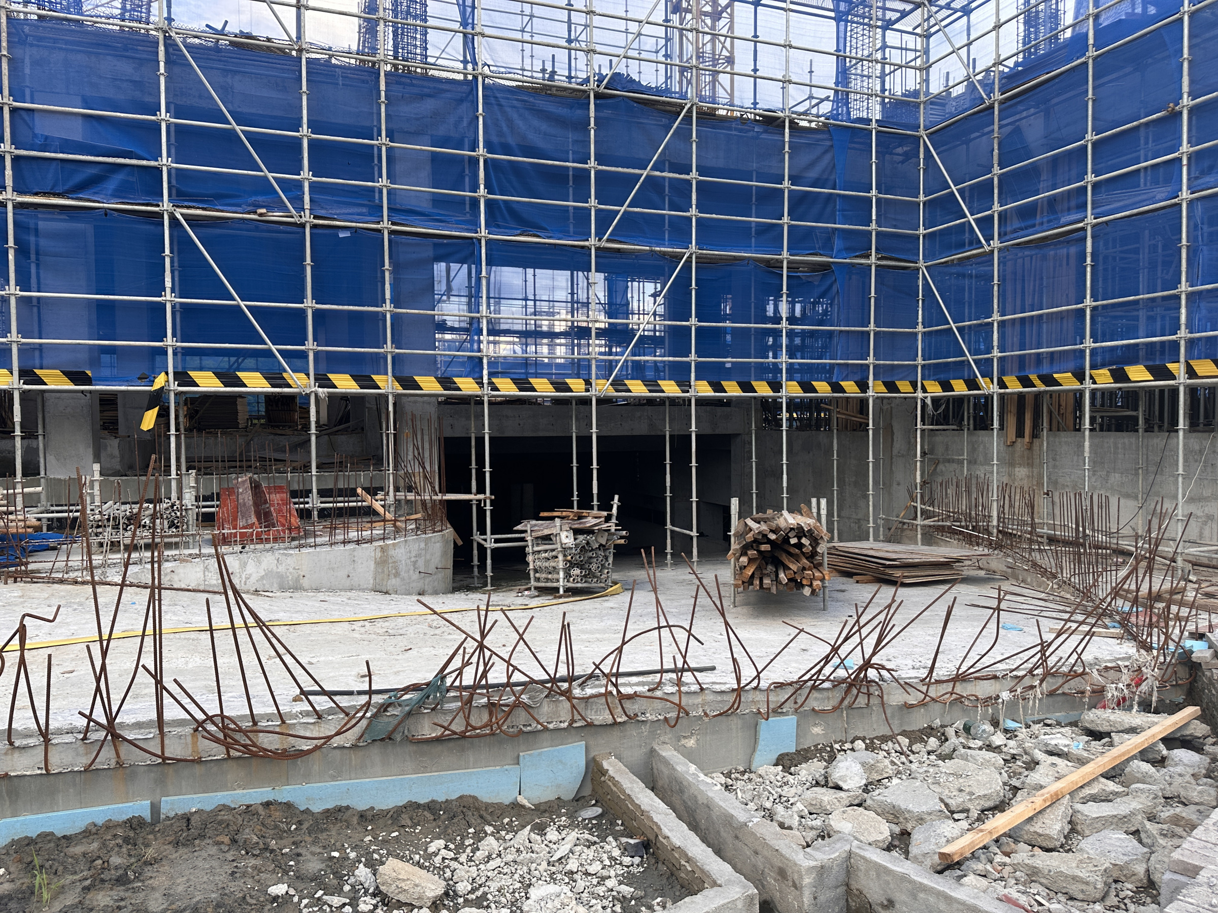左侧下沉，辅弼之力不足｜图纸与现场依据